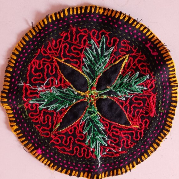 Hand-embroidered rug with multicolored flowers from the Amazon rainforest - Picture 6 of 9